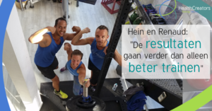 Twee mannen en een vrouw in sportieve pose kijken lachend in de camera. De vrouw houdt een gewicht vast, zij is de personal trainer