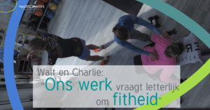 Twee mensen zijn aan het sporten, een derde is de personal trainer die de houding van een persoon verbeterd