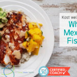 een bord met whole30 eten. In het midden ligt vis,er omheen groenten