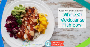 een bord met whole30 eten. In het midden ligt vis,er omheen groenten