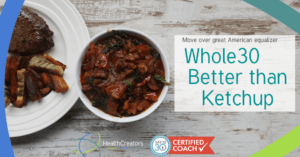 Een kom met donker rode tomatensaus met champignons en spinazie. Nog net te zien is een bord met biefstuk en gebakken zoete aardappels