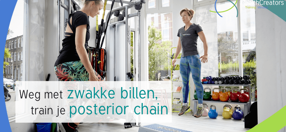 Twee vrouwen sporten. De personal trainer laat zien hoe je met gestrekte benen omhoog springt