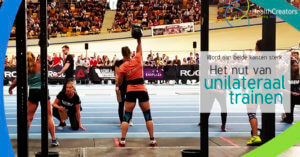 vrouw, Naomi, staat met een kettlebell van 24 kilo met rechterarm compleet uitgetrekt boven haar hoofd. op de achtegrond zie je publiek in het stadion