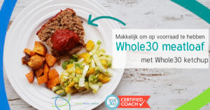 Bord met een portie Whole30 meatloaf, wat zoete aardappels en salade