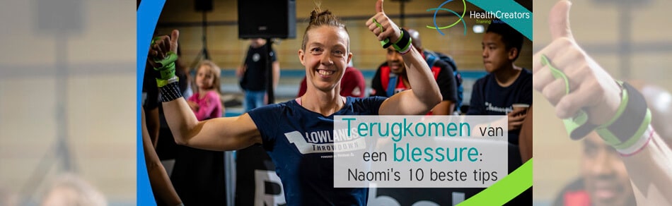 sportief uitziende vrouw lacht in de camera en steek een duim op